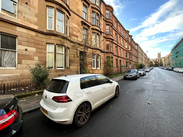 1 bedroom part-furnished flat to rent Blythswood New Town