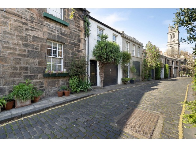 2 bedroom mews  for sale Old Town