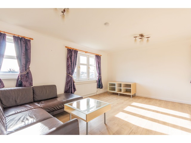 2 bedroom part-furnished flat to rent Corstorphine