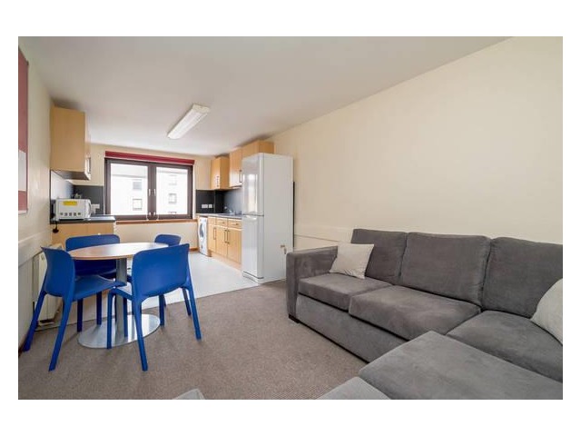 4 bedroom furnished flat to rent Stenhouse