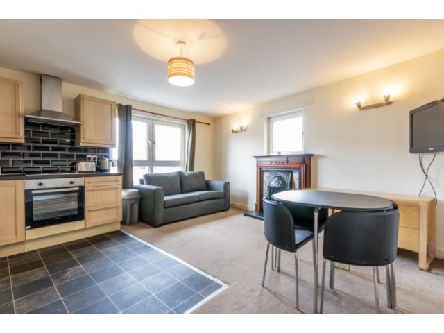 3 bedroom furnished flat to rent Greenside