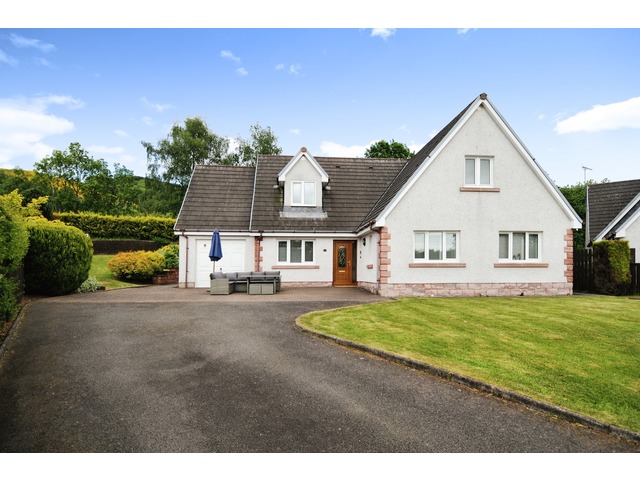 4 bedroom detached house for sale East Cluden